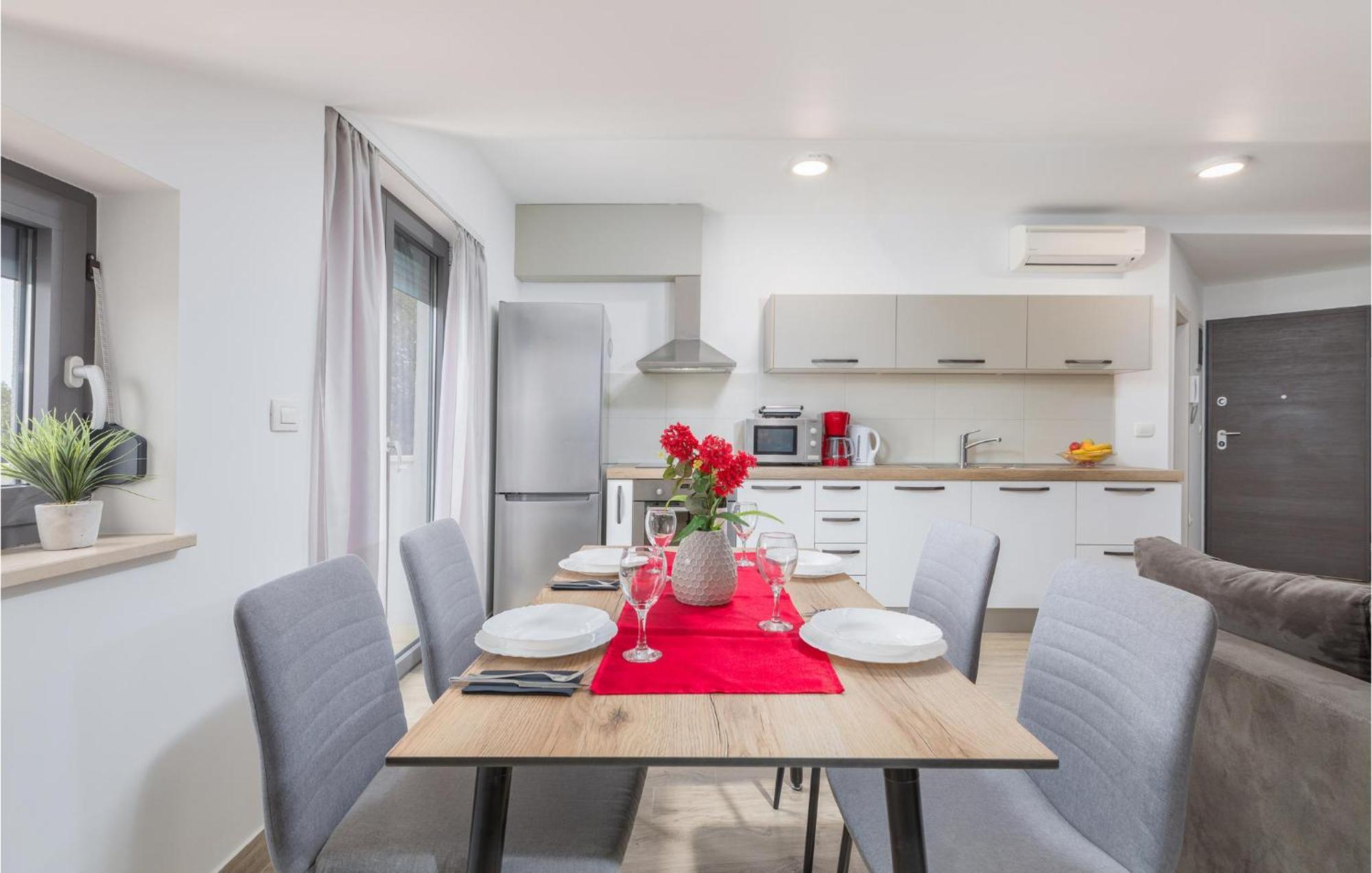 Stunning Apartment In Pjescana Uvala With Wifi Exteriér fotografie