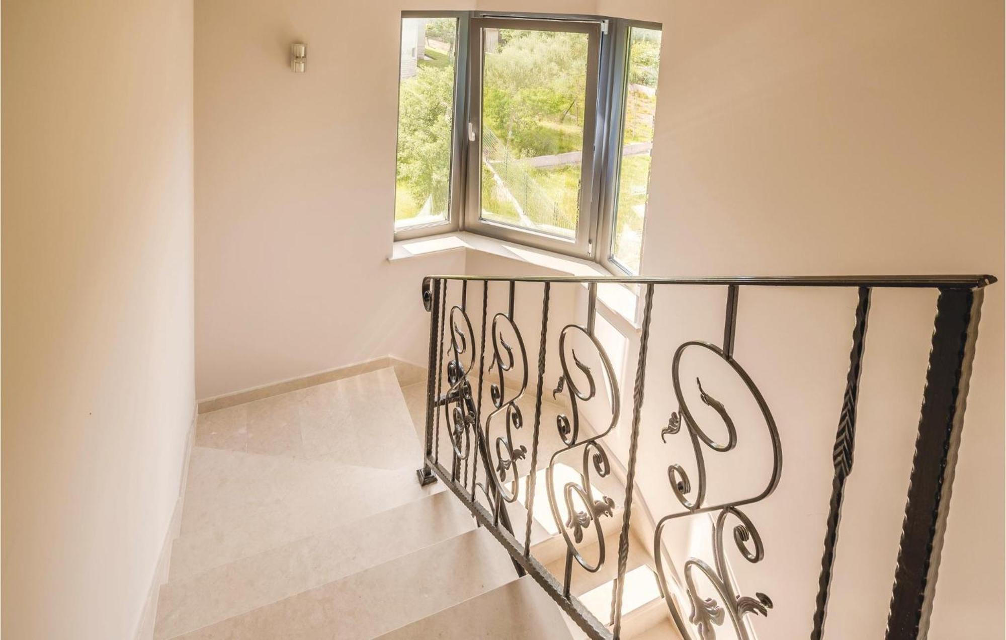 Stunning Apartment In Pjescana Uvala With Wifi Exteriér fotografie